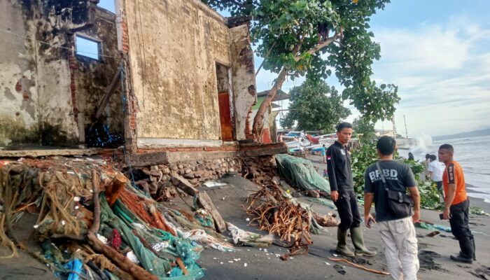 Gelombang Tinggi Rusak Rumah di Kampung Bugis