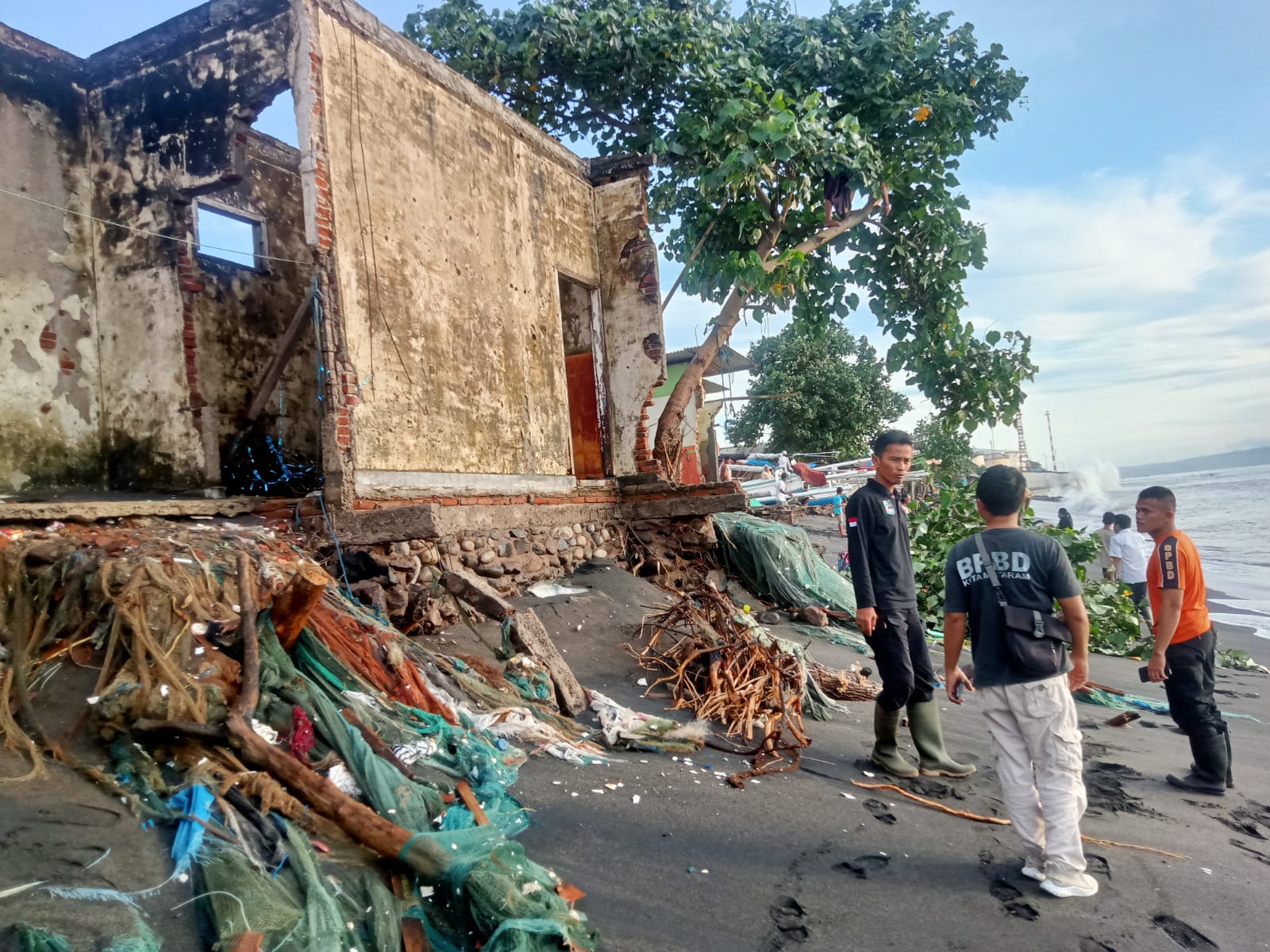 Gelombang Tinggi Rusak Rumah di Kampung Bugis