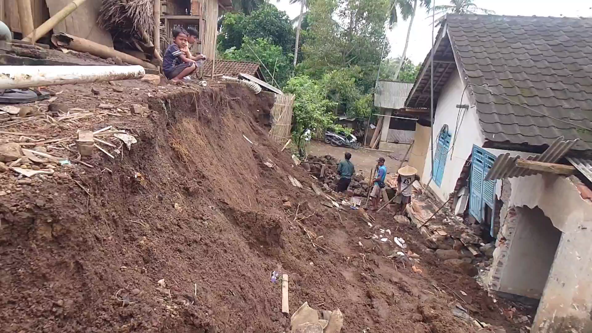 Hujan Deras Picu Longsor di Desa Barabali, Satu Rumah Rusak
