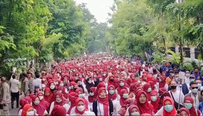 Ribuan Tenaga Honorer Lombok Timur Tuntut Status ASN