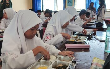 MBG di Mataram: Ayam, Sayur, Tempe, hingga Buah Nanas