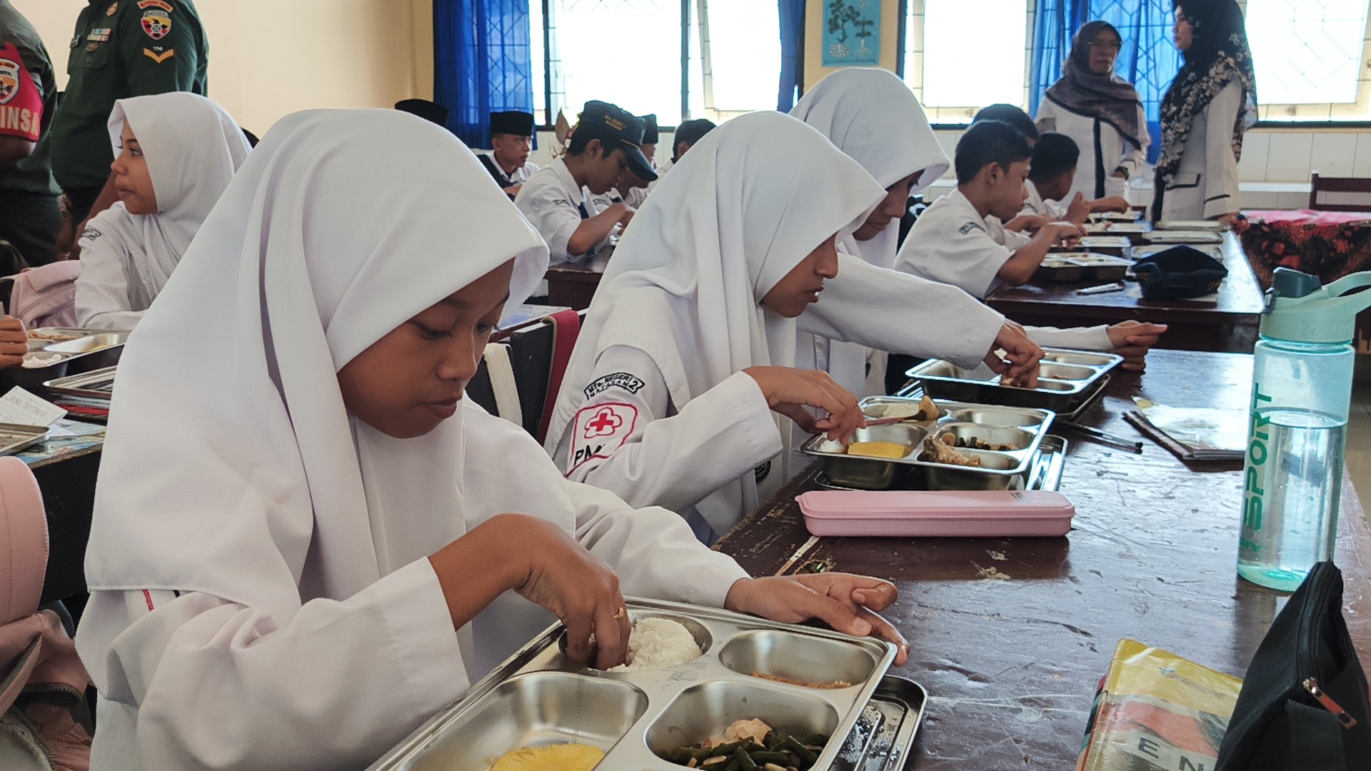 MBG di Mataram: Ayam, Sayur, Tempe, hingga Buah Nanas