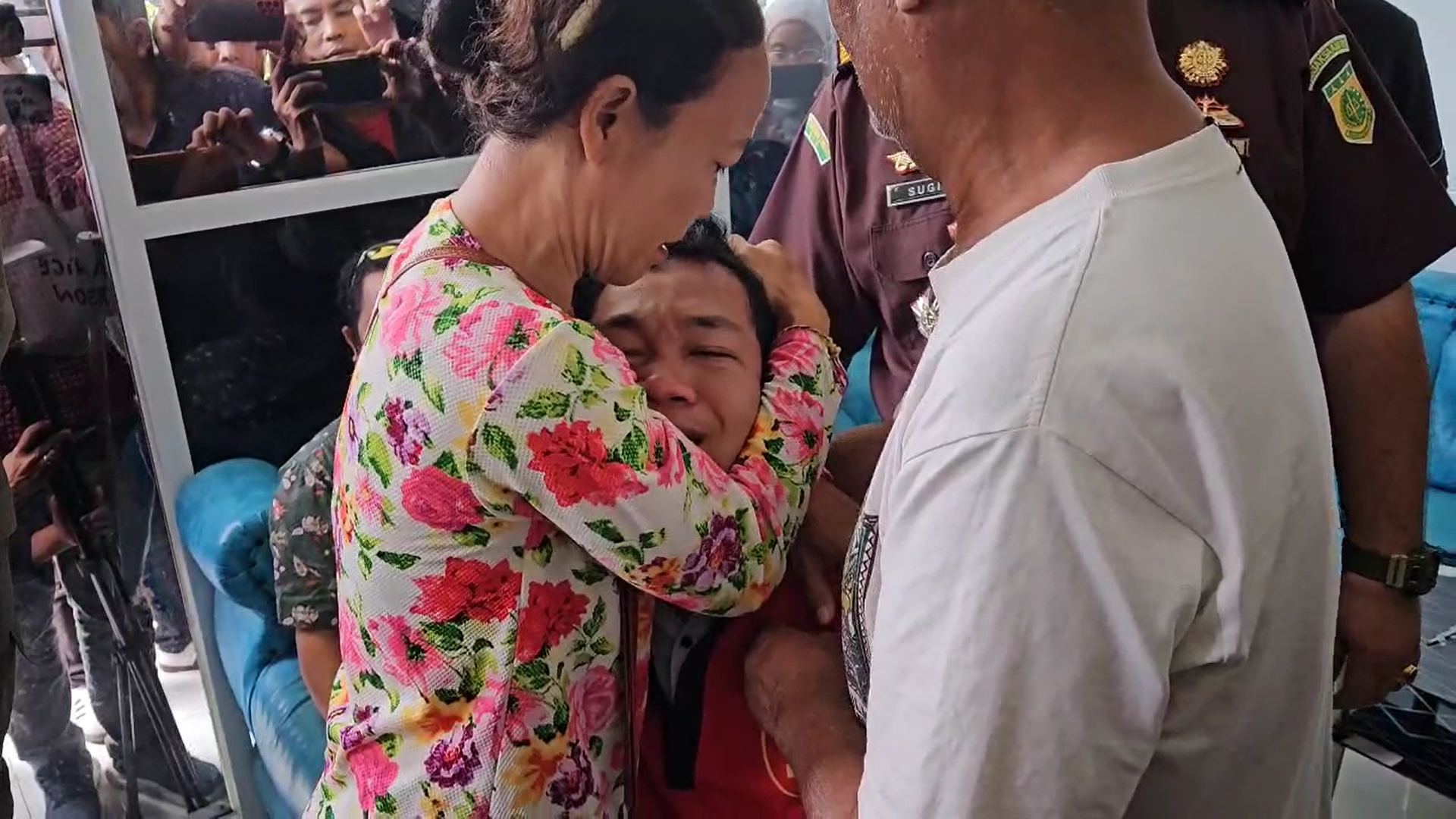 Agus Buntung Histeris Saat Dibawa ke Lapas Lombok Barat