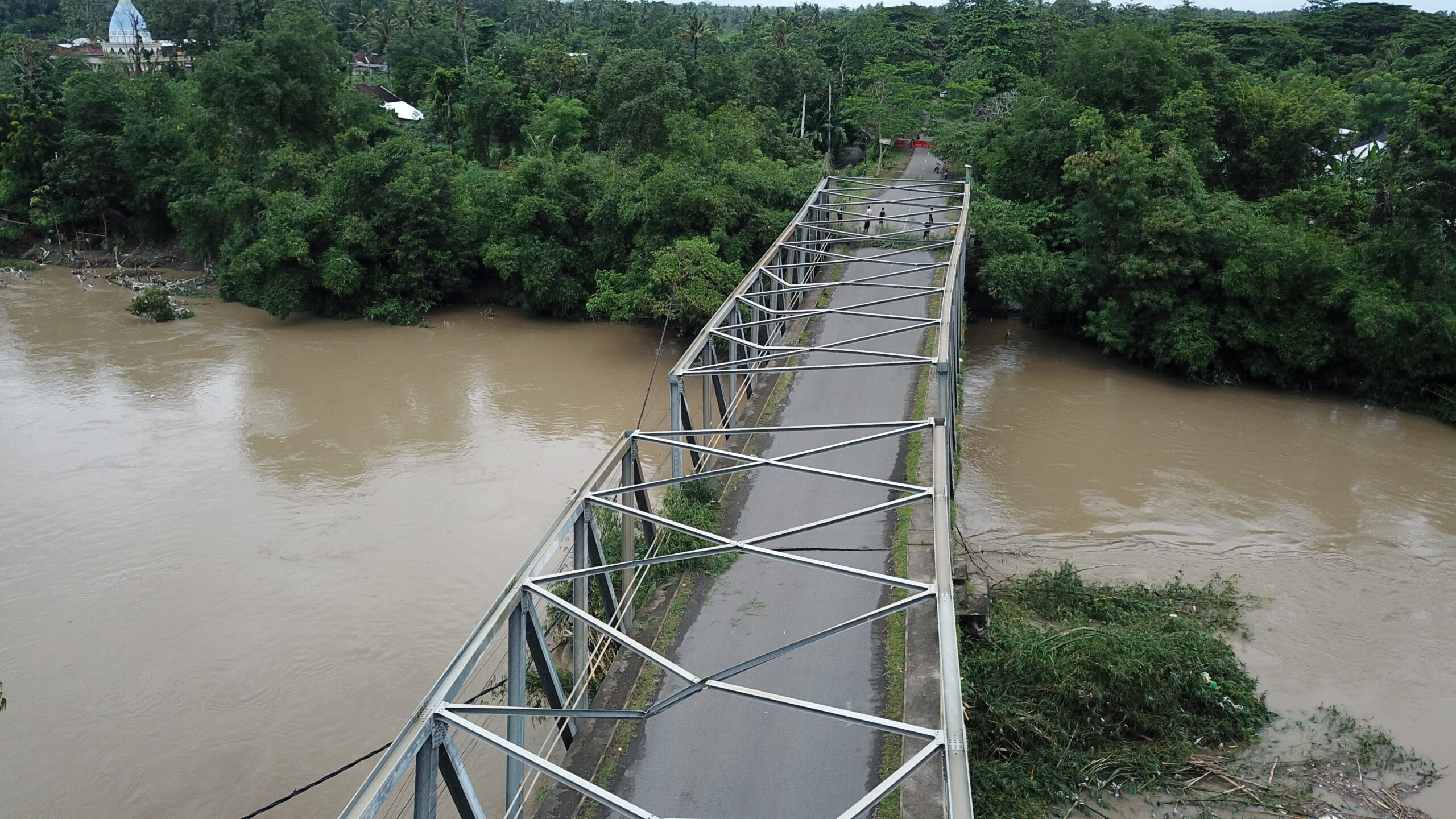  Jembatan Penghubung Dua kecamatan di Lombok Nyaris Ambruk Akibat Cuaca Ekstrem