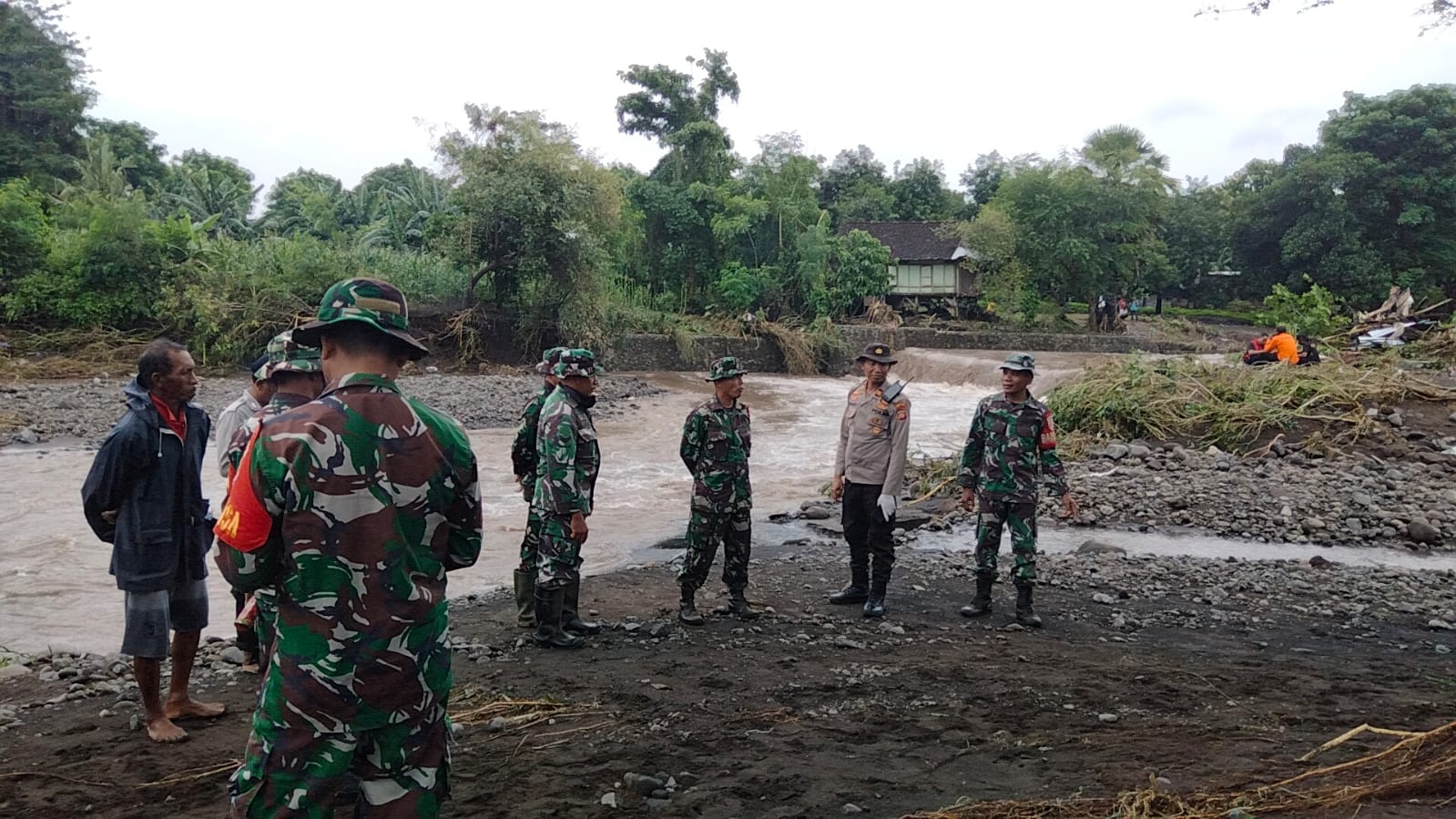 Bencana Banjir Bima: Pencarian 6 Korban Terus Berlangsung