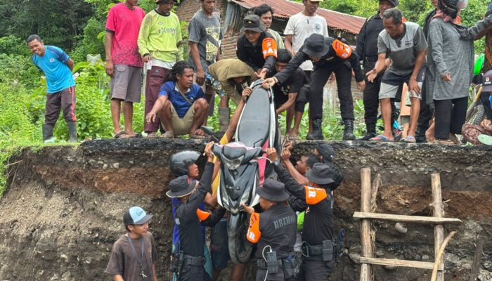 Brimob Polda NTB Sigap Bantu Warga Pasca Banjir di Wera