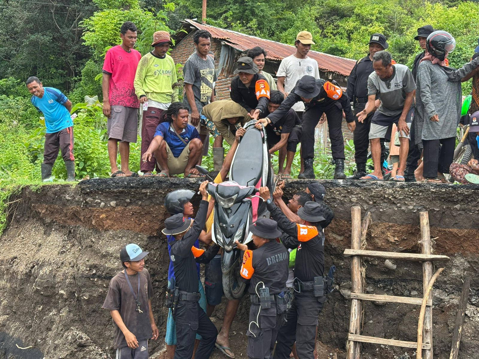 Brimob Polda NTB Sigap Bantu Warga Pasca Banjir di Wera