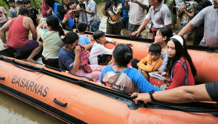 Banjir Terjang Desa Karang Bongkot, Tim SAR Evakuasi Puluhan Warga