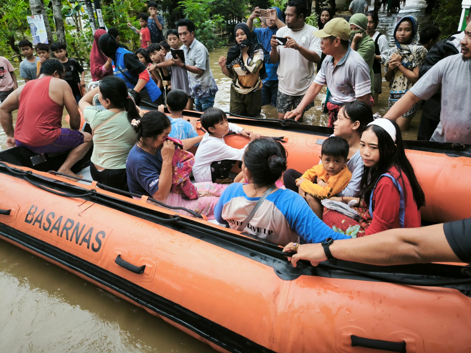 Banjir Terjang Labuapi, Tim SAR Evakuasi Puluhan Warga