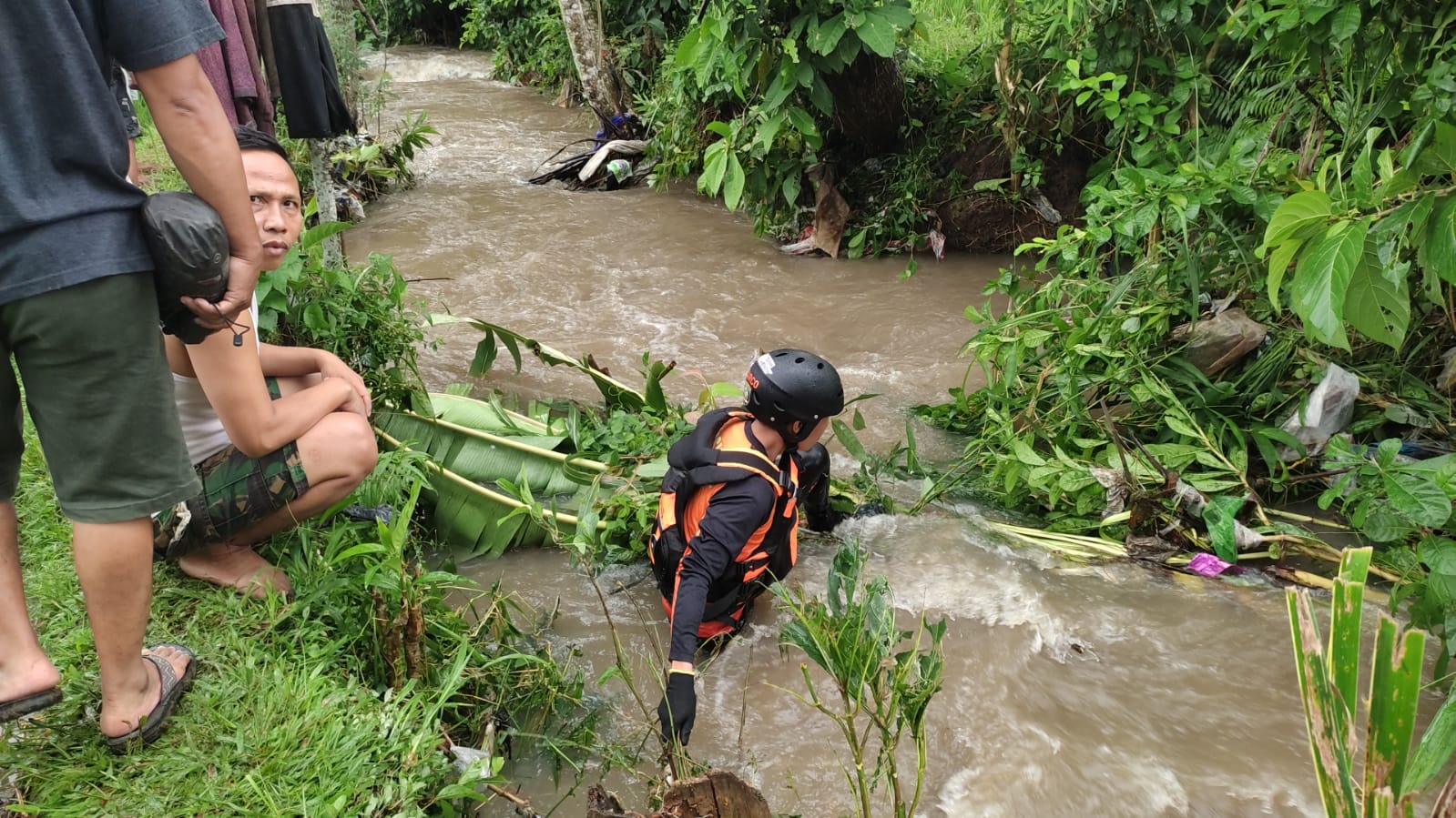 Remaja 15 Tahun Hilang Terseret Arus Banjir di Lombok Tengah, Tim SAR Lakukan Pencarian