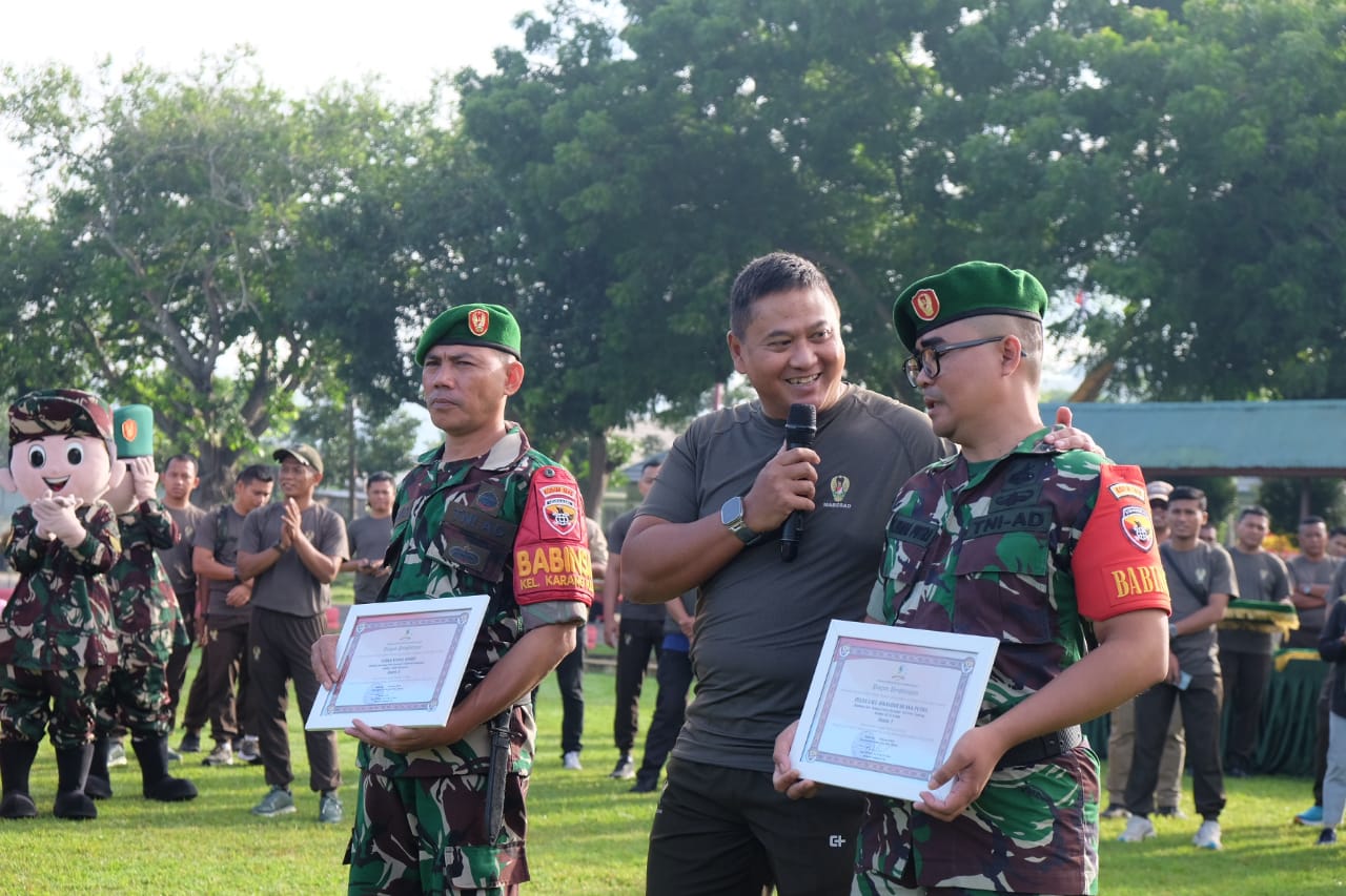 Dua Babinsa Terbaik Dapat Hadiah Umroh di HUT ke-64 Korem 162/WB