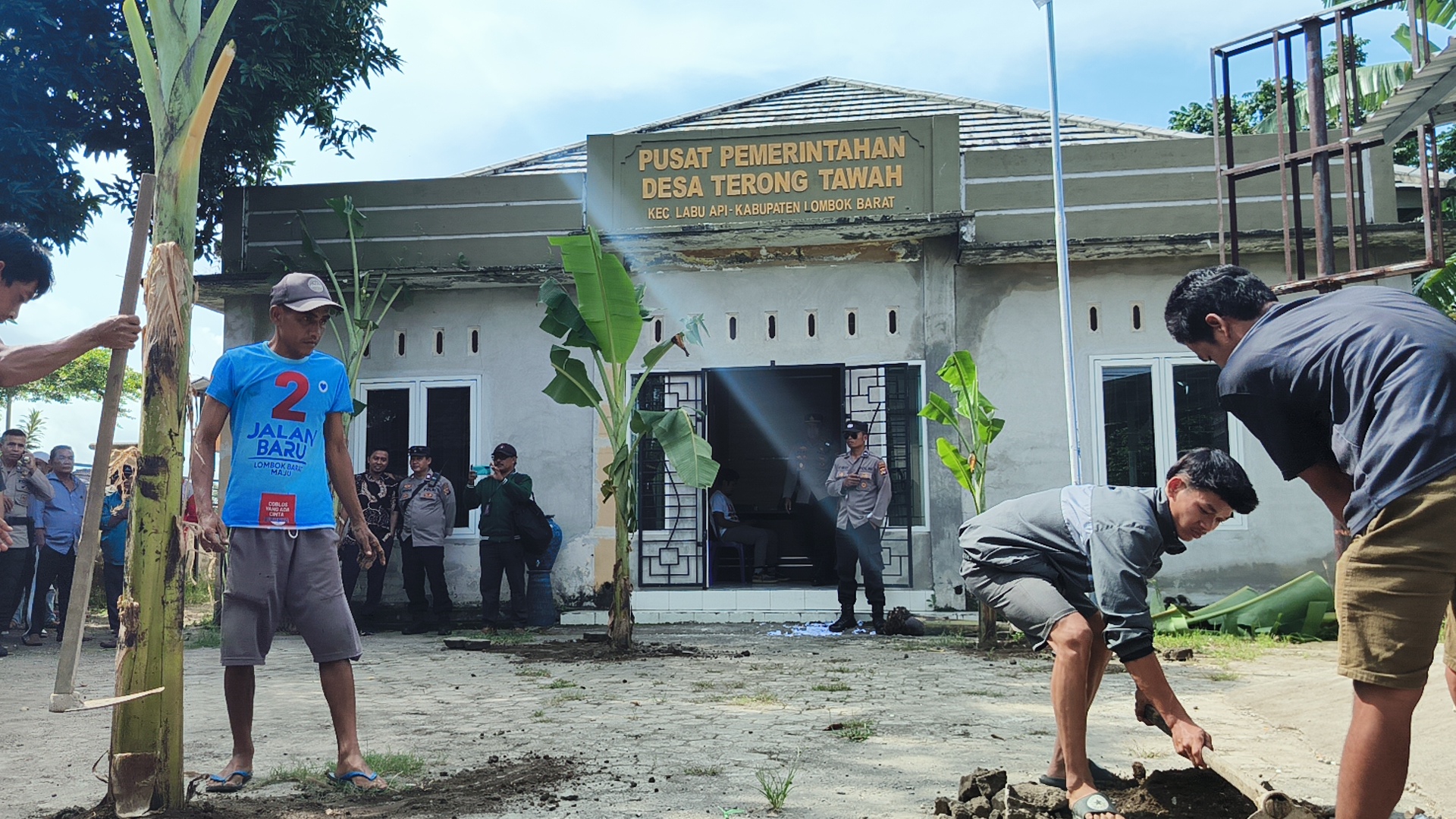 Tak Kuat Menahan Janji, Ahli Waris Tanam Pisang di Halaman Kantor Desa