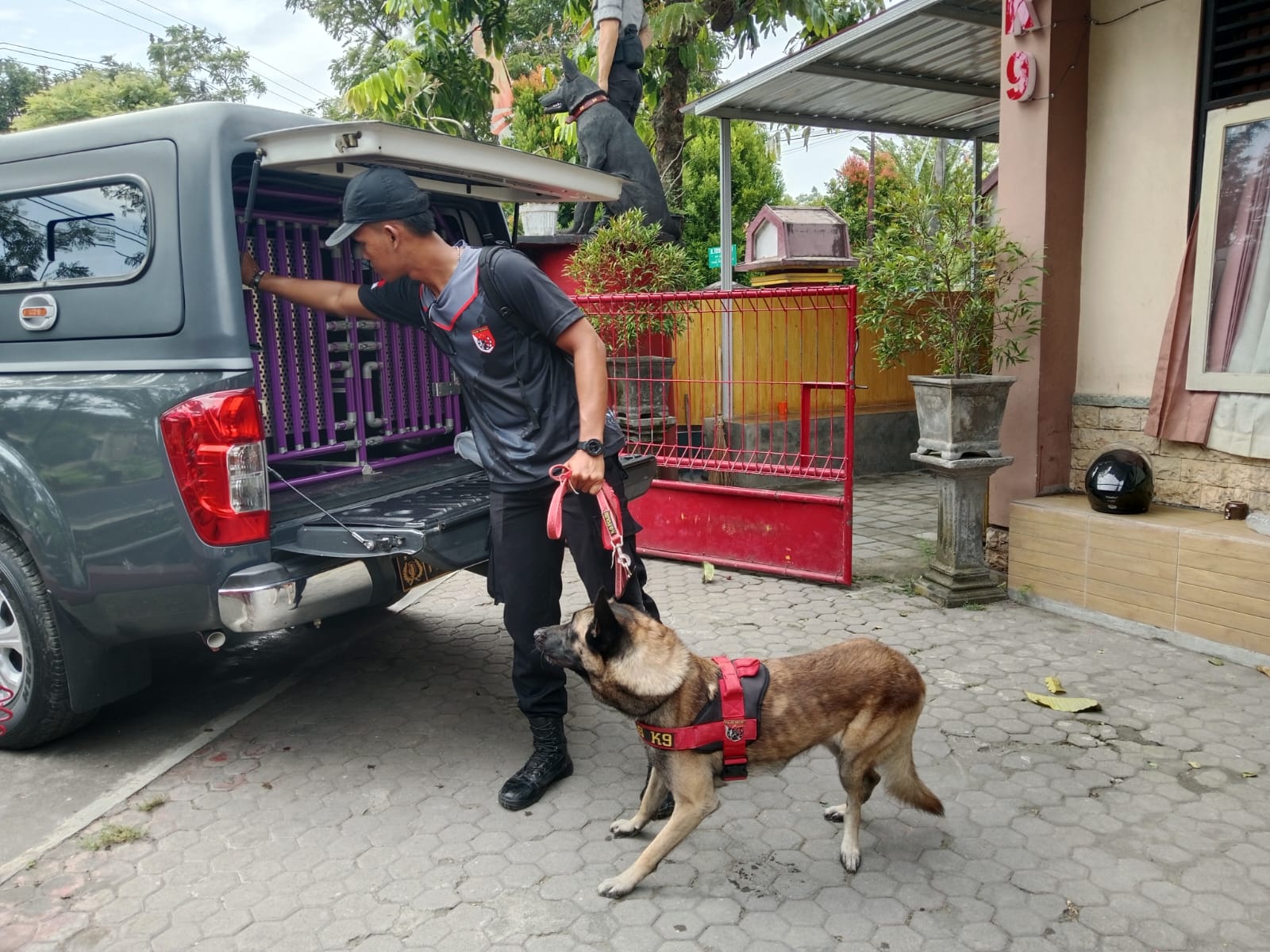 Polda NTB Kerahkan K9 Bantu Pencarian Korban Banjir di Bima