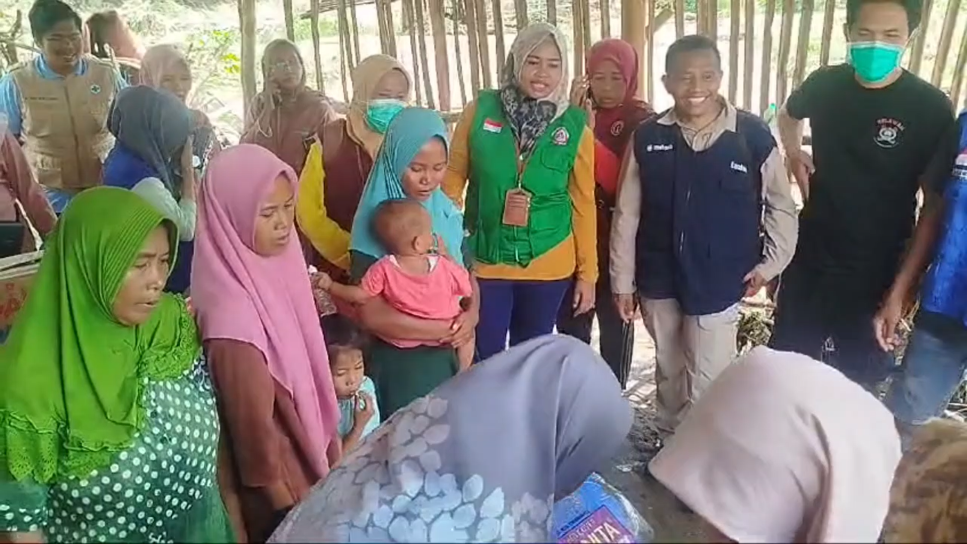 Korban Banjir Bandang di Bima Keluhkan Sesak Napas dan Gatal-gatal