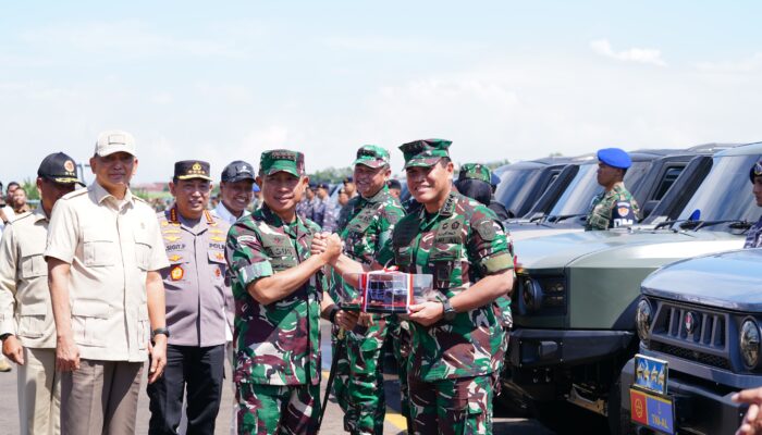 Panglima TNI dan Kapolri Terima 700 Unit Ransus Maung MV3 dari Kemhan RI