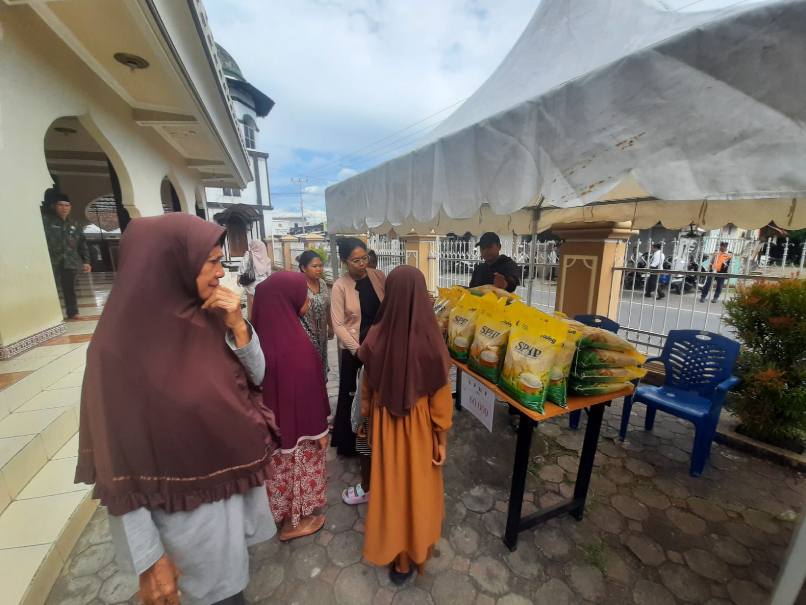 Harga Stabil, Bulog NTB Gelar Operasi Pasar Ramadan