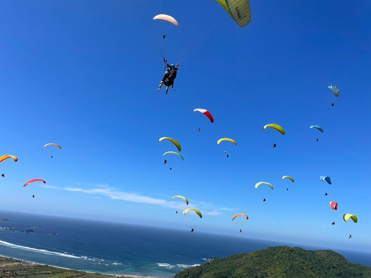 Sky Lancing Lombok Kembali Gelar Kejuaraan Dunia Paralayang PGAWC 2025,85 Atlet dari 17 Negara Bersaing