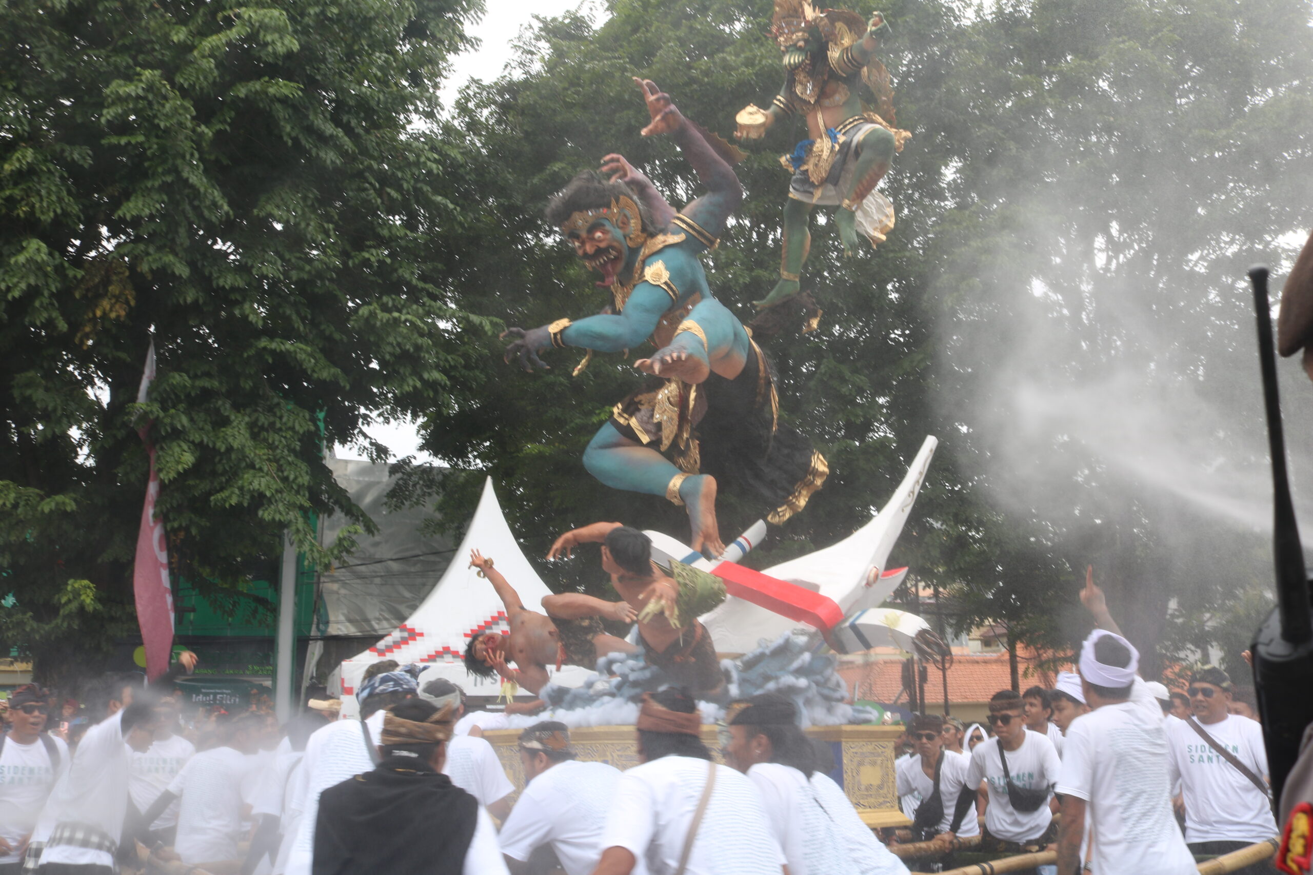 Jelang Nyepi, Kreativitas Ogoh-Ogoh Warnai Jalanan Mataram