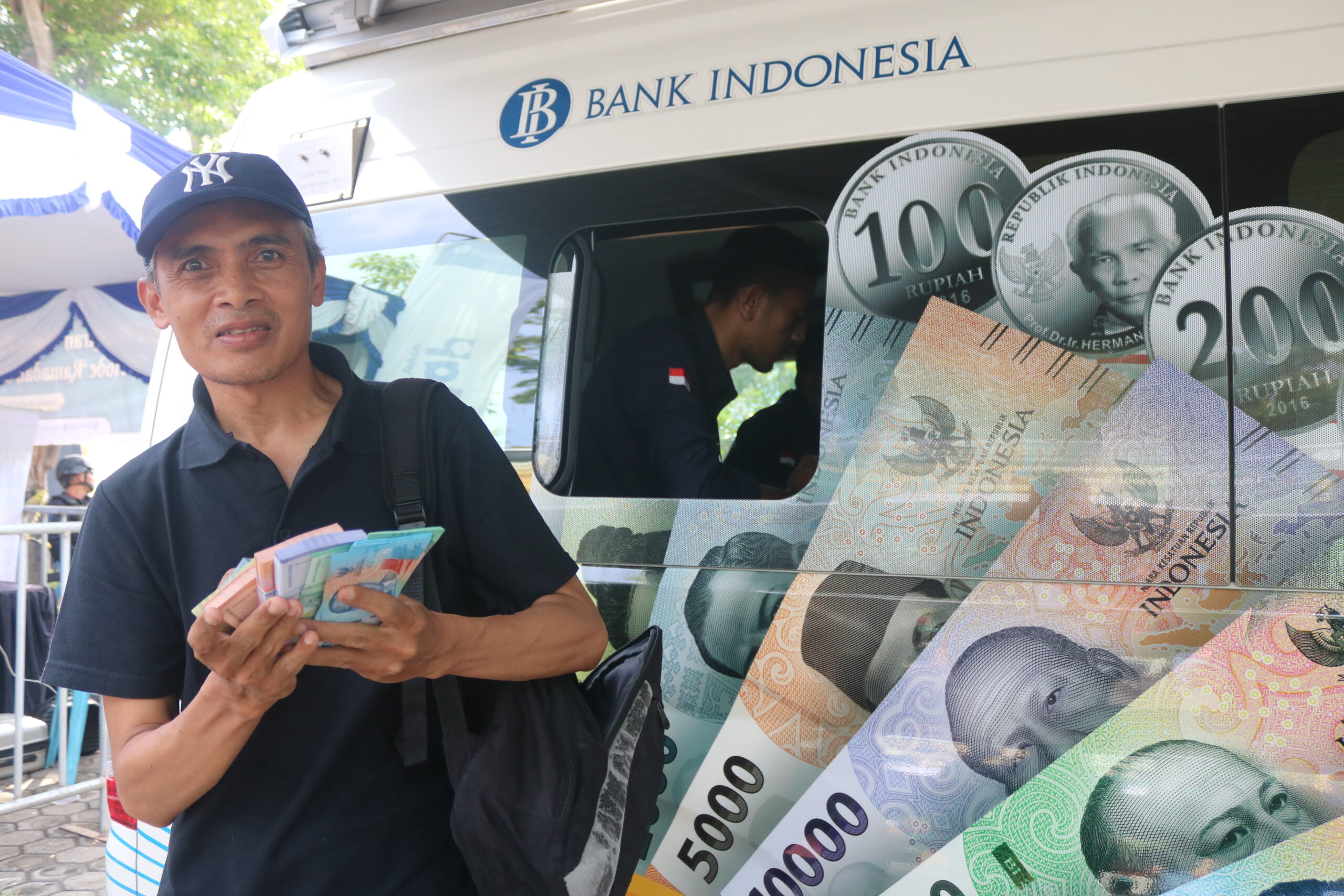 Warga Mataram Serbu Penukaran Uang Jelang Lebaran 2025, BI Siapkan Rp 3,1 Triliun