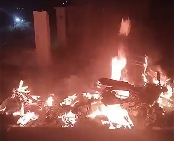 Amarah Warga Lombok Utara: Polsek Kayangan Rusak, Motor Dibakar Massa