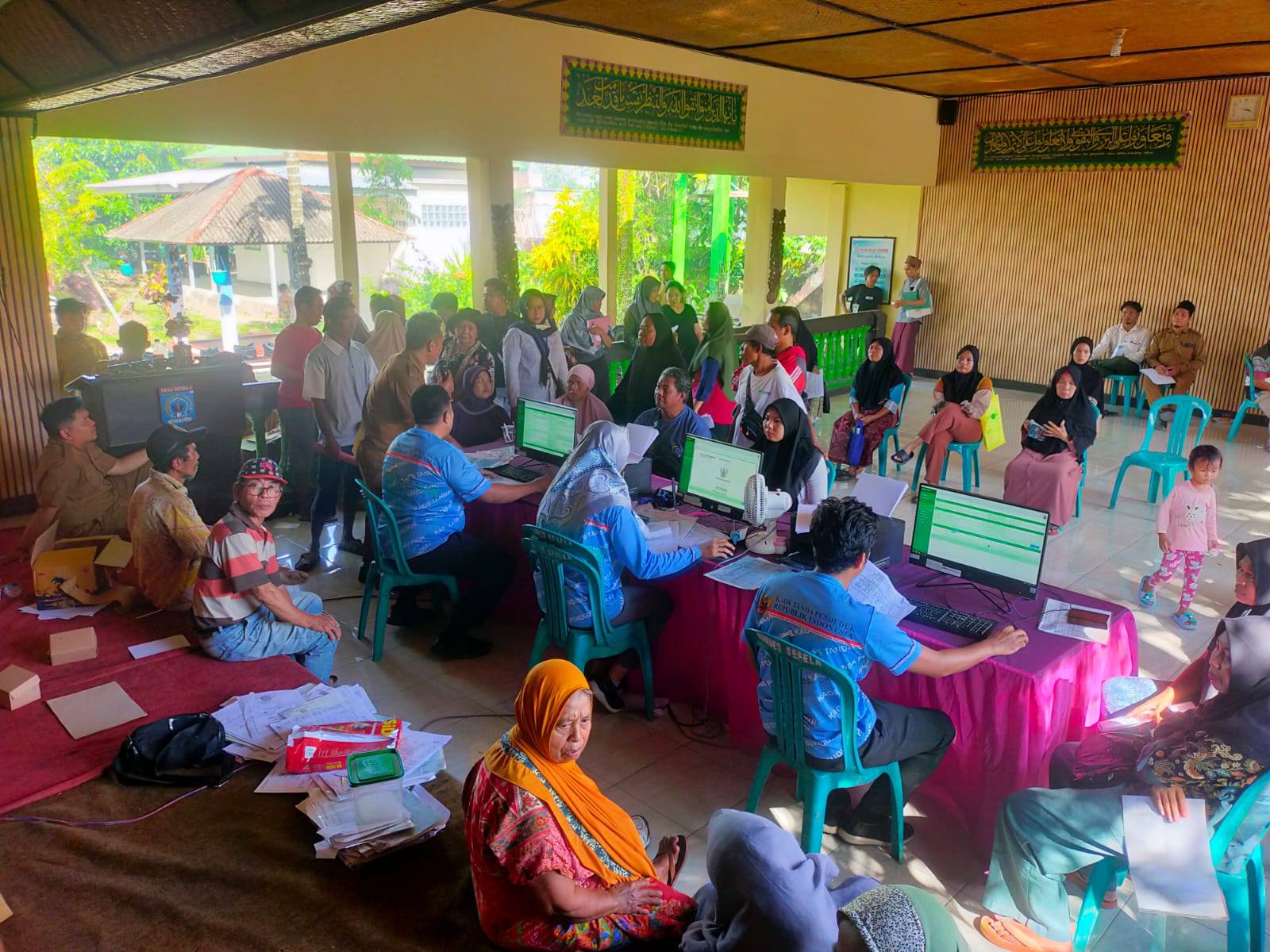 Jemput Bola! Warga Sesela Antusias Urus Adminduk Langsung di Desa