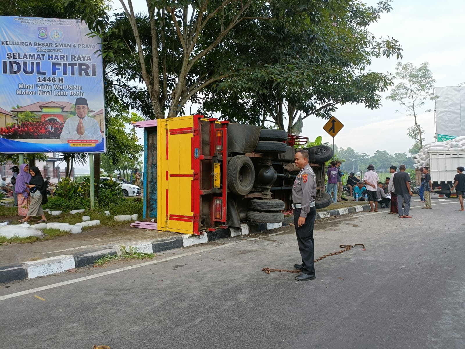 Diduga Sopir Mengantuk, Truk Bermuatan Ribuan Udang Vaname Terguling di Praya
