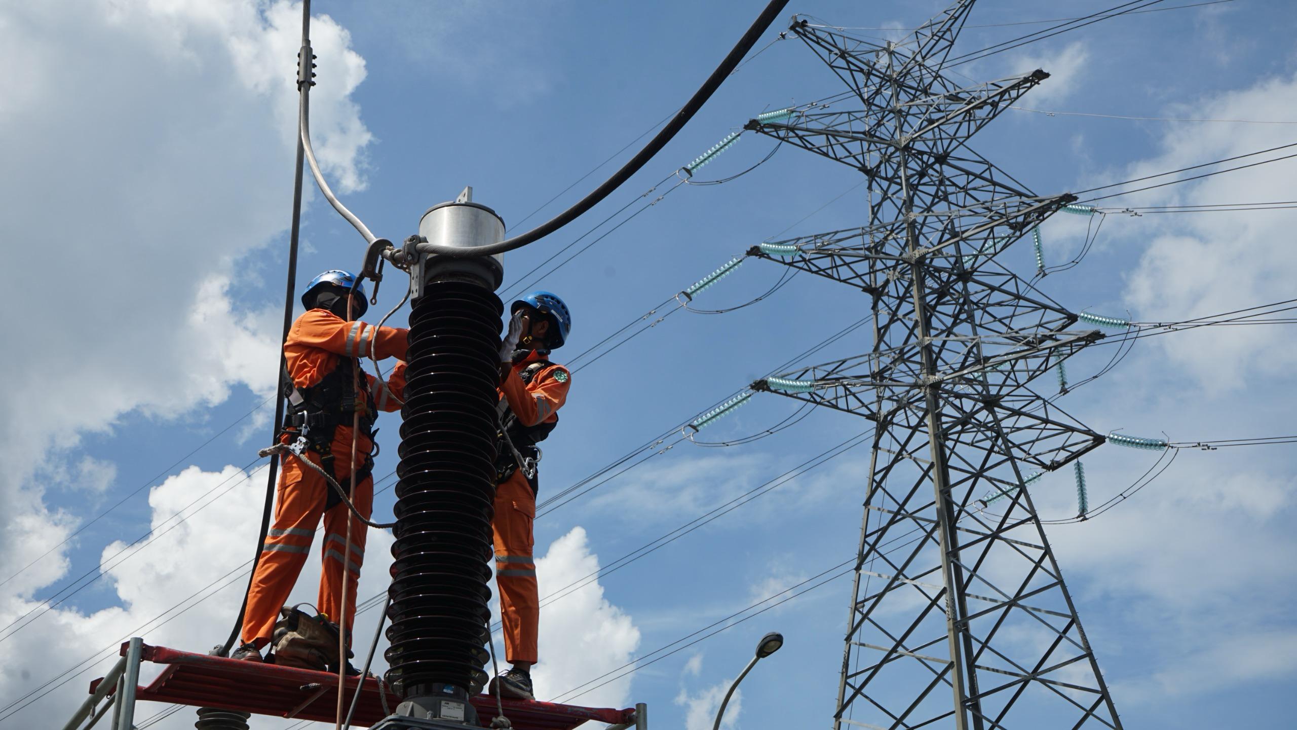 PLN NTB 'Awasi Ketat' Pemeliharaan Gardu Induk via Live Streaming, K3 Nomor Satu!