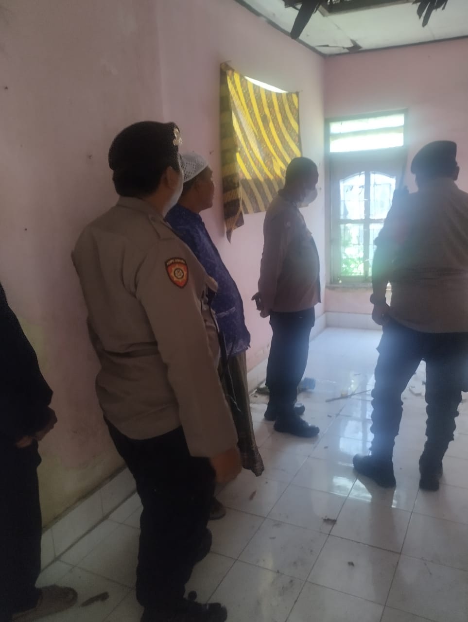 Viral! Rumah Kosong di Kekalik Baru Jadi Sarang Pesta Miras Remaja, Polisi Gembok Lokasi