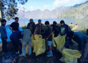 Wartawan ‘Turun Gunung’! Bersih-bersih Rinjani Sambil Edukasi Pendaki Aman