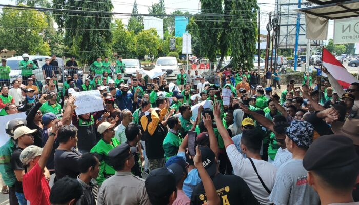 Ribuan Driver Ojol-Grab Demo, Kantor Grab Disegel