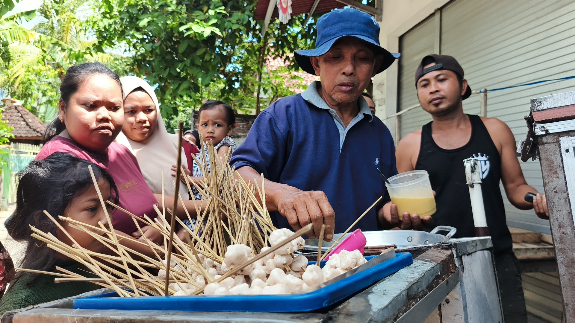 Perjuangan 20 Tahun: Penjual Telur Gulung di Lombok Barat Ini Akhirnya Berangkat Haji