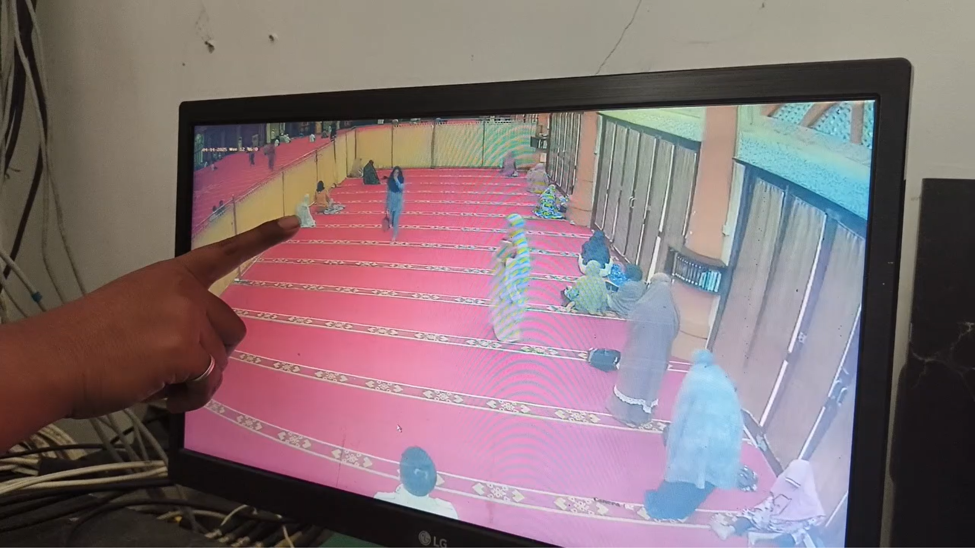 Geger Islamic Center Mataram: Pria Berkostum Mukena Salat di Saf Wanita