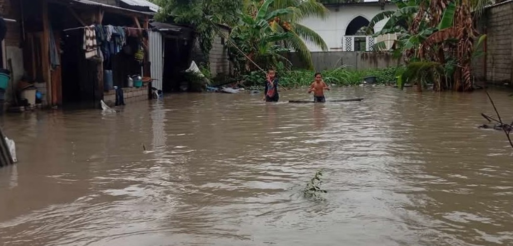 Cuaca Ekstrem: Banjir Landa Lombok Tengah, Puting Beliung Terjang Permukiman