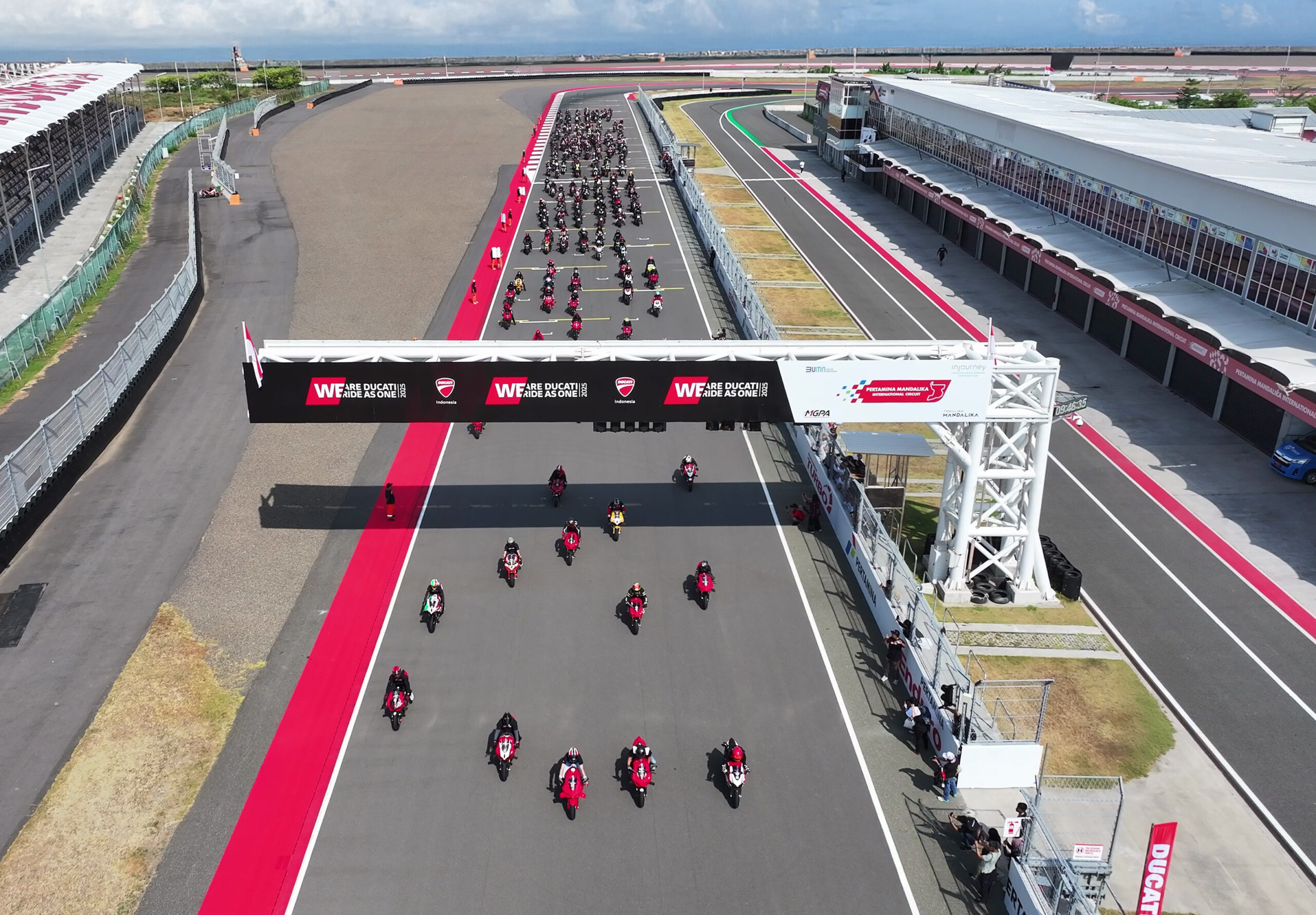 Ratusan Ducati 'Merahkan' Mandalika di We Ride As One 2025
