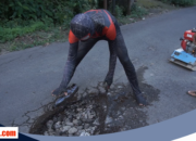 Bukan di Film, Spiderman Ini Tambal Jalan Rusak di Lombok Timur