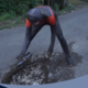 Bukan di Film, Spiderman Ini Tambal Jalan Rusak di Lombok Timur
