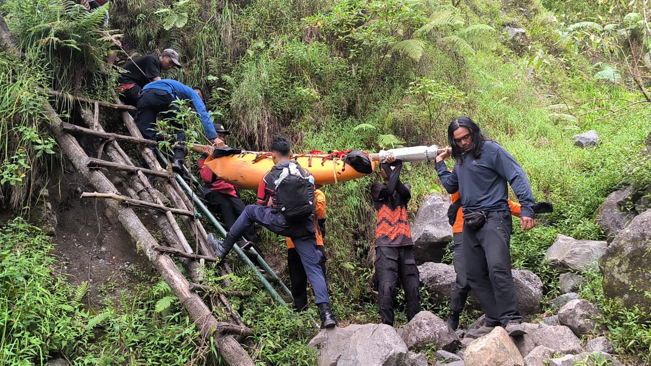 Evakuasi Dramatis di Rinjani: Pendaki Malaysia Ditemukan Meninggal