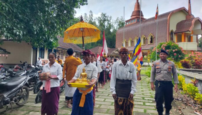 Kebersamaan Umat Buddha Lembar dalam Ritual Nunas Tirta Suci