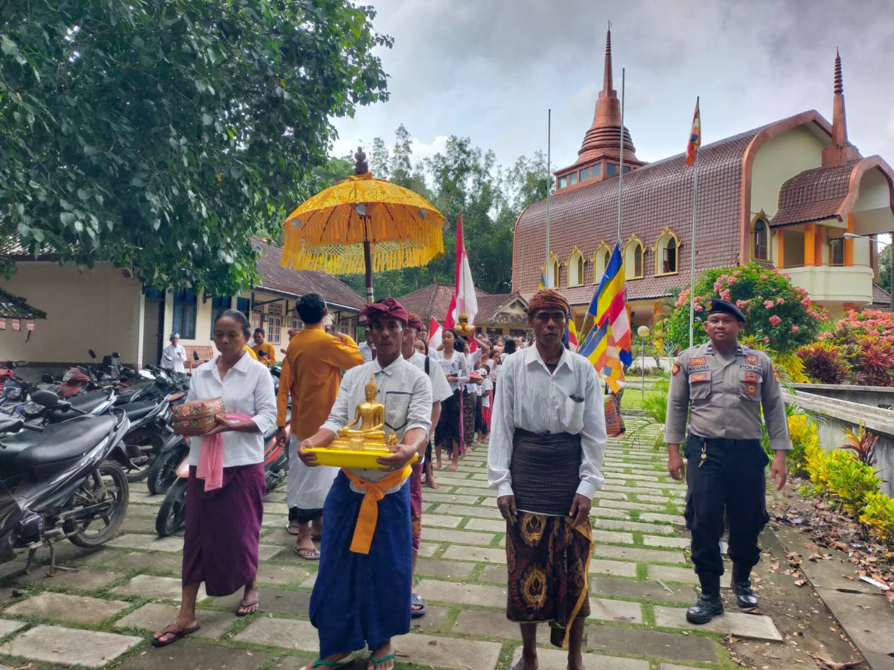 Kebersamaan Umat Buddha Lembar dalam Ritual Nunas Tirta Suci
