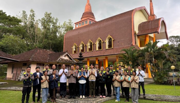 Bhakti Kesehatan Waisak: Sinergi Polri-Warga Lombok Barat