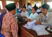 Dukcapil Lombok Barat 'Gercep' di Desa Terpencil, Warga Antusias Meski Hujan
