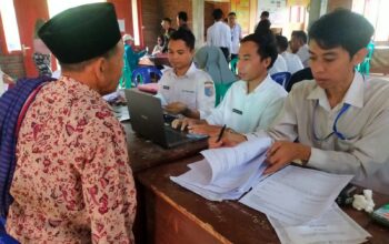 Dukcapil Lombok Barat 'Gercep' di Desa Terpencil, Warga Antusias Meski Hujan