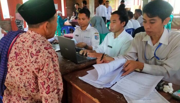Dukcapil Lombok Barat ‘Gercep’ di Desa Terpencil, Warga Antusias Meski Hujan