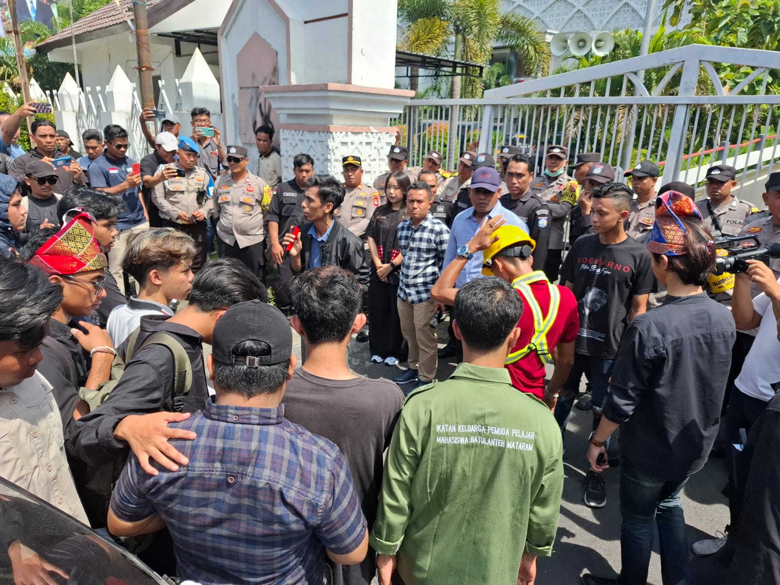 Ratusan Pemuda Sumbawa Geruduk, Tuntut Percepatan Pembentukan Provinsi Baru