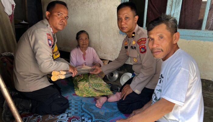 Sentuhan Humanis Polres Lobar: Tongkat untuk Langkah Tegar Lansia