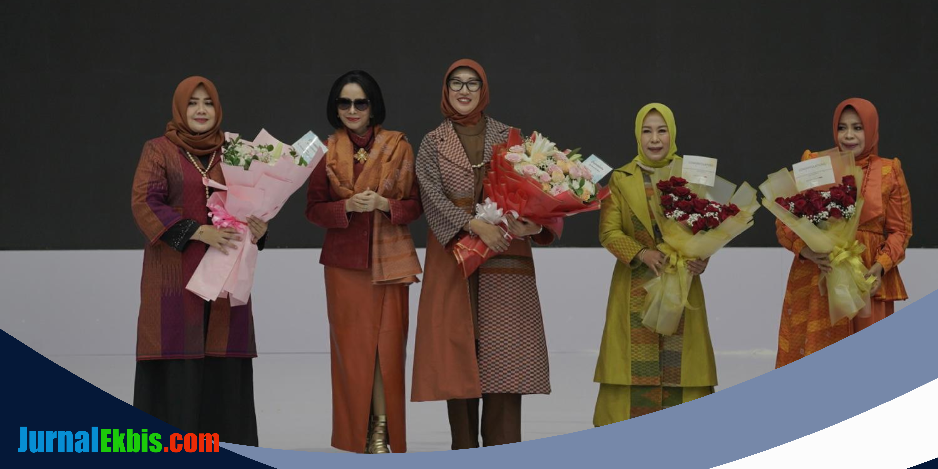 Pesona Tenun Muna Pa’a Dompu Memukau Indonesia Fashion Week 2025