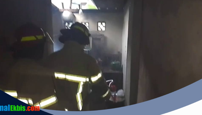 Kebakaran Nyaris Lalap Rumah, Petugas Damkar Gerung Sigap