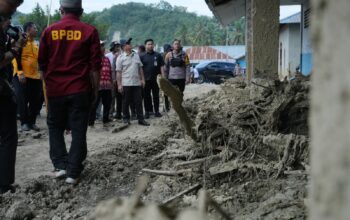Wamen Atip Tinjau Sekolah Terdampak Banjir Donggala