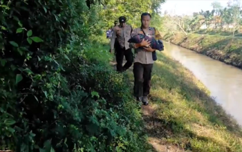 Mayat Bayi Bertali Pusar Tersangkut di Aliran Sungai