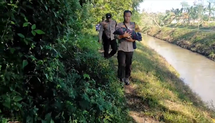 Mayat Bayi Bertali Pusar Tersangkut di Aliran Sungai